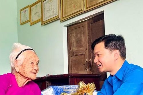 Bí thư Trung ương Đoàn thăm, tặng quà Mẹ Việt Nam Anh hùng tại Đắk Lắk