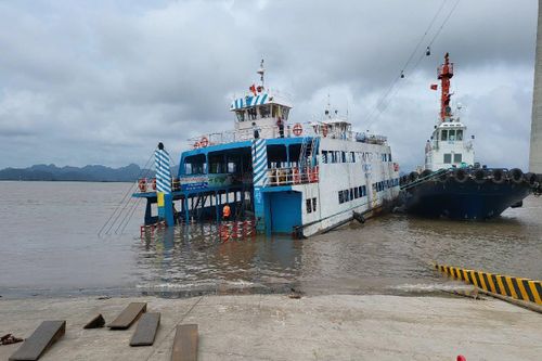 Hải Phòng: Phà ra đảo Cát Bà suýt chìm