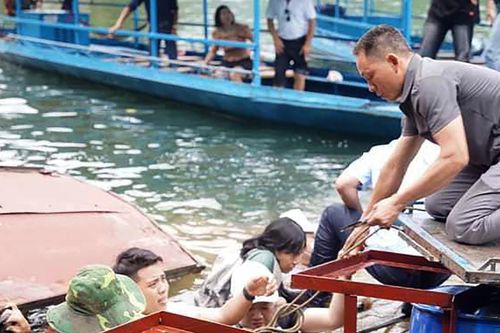 Sập cầu phao đền An Mã, khoảng 20 người rơi xuống hồ Ba Bể