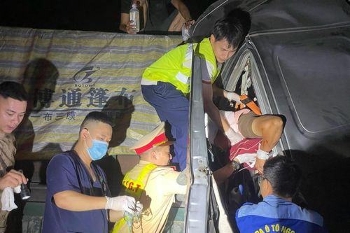 Soi đèn pin giải cứu tài xế mắc kẹt 2 tiếng trong cabin ô tô