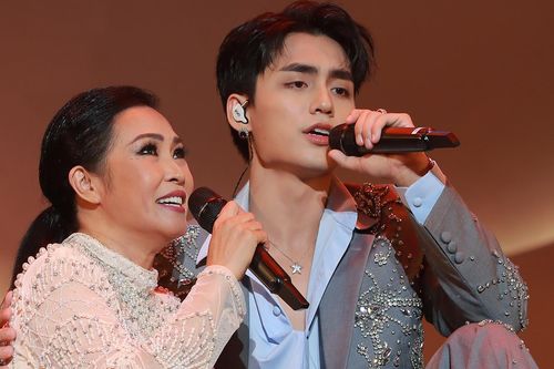 Phương Thanh dựa dẫm, cười khúc khích bên chàng trai đẹp kém 27 tuổi