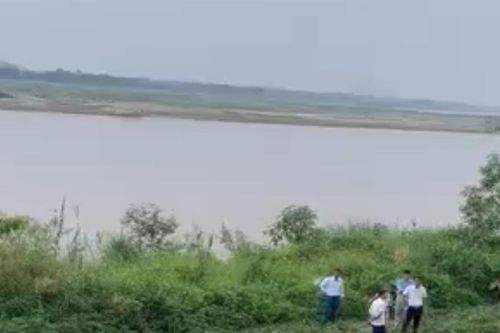 Huy động thuyền chài tìm nữ sinh lớp 10 nhảy sông Hồng mất tích