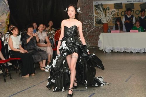 Những bộ váy sang trọng làm từ... rác thải
