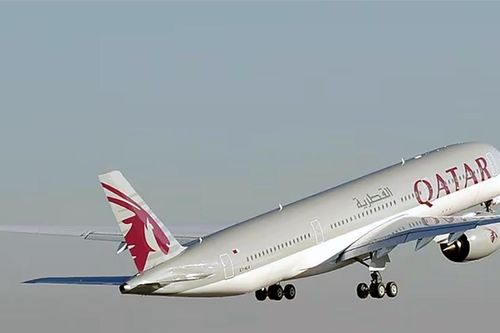 Máy bay của Qatar Airways gặp nhiễu động, 12 người bị thương