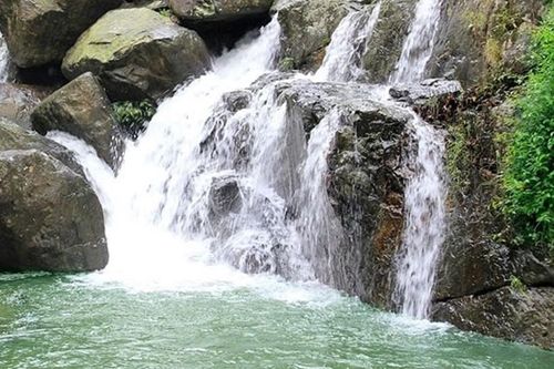 Người mẹ và con gái 7 tuổi rơi xuống suối tử vong thương tâm