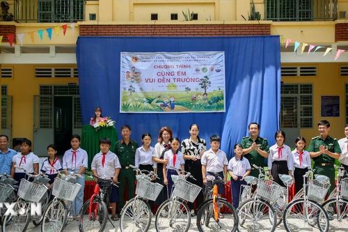 Cựu chiến binh TTXVN mang niềm vui đến với học sinh vùng biên giới Tây Ninh
