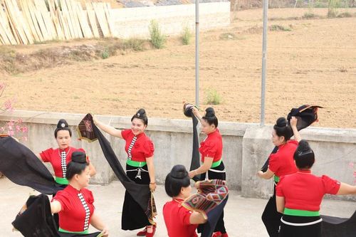 Xây nhà văn hóa thôn bản: Đảng viên đi trước, dân cất bước theo sau