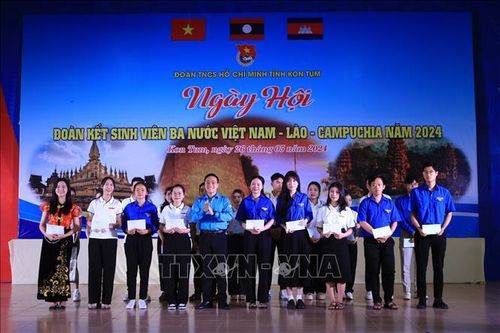 Sinh viên Việt Nam - Lào - Campuchia trao đổi kinh nghiệm học tập