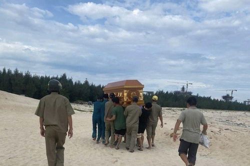 Huế: 3 công nhân đi tắm biển, 1 người đuối nước tử vong