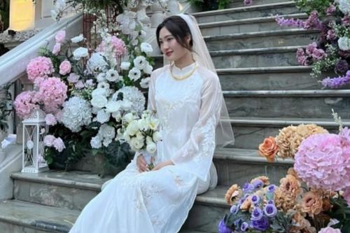Cô dâu xinh nhất làng bóng chuyền khoe dáng trước căn biệt thự nguy nga như cung điện nhà chồng