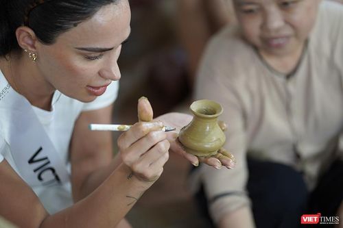 Đoàn thí sinh Hoa hậu hoàn vũ Úc trải nghiệm làm gốm, quảng bá du lịch Hội An