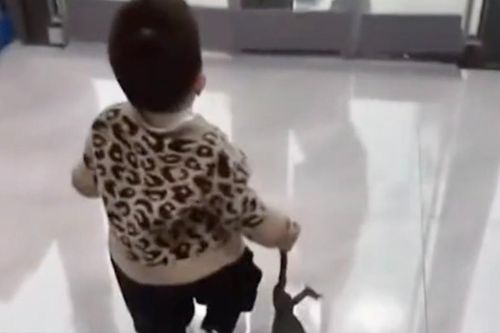 Thấy dì về thăm, cháu trai 3 tuổi mang quà ra tặng khiến dì chạy mất dép