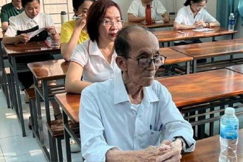 Cụ ông 87 tuổi đi thi Thạc sĩ