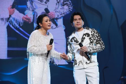 Đan Trường tập tễnh với đôi chân chấn thương, vẫn 'cháy' hết mình trên sân khấu