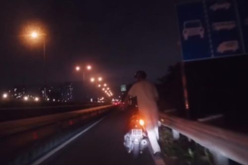 Anh Tây được nam shipper tặng chai xăng khi phải dắt bộ, cách hành xử sau đó thật văn minh