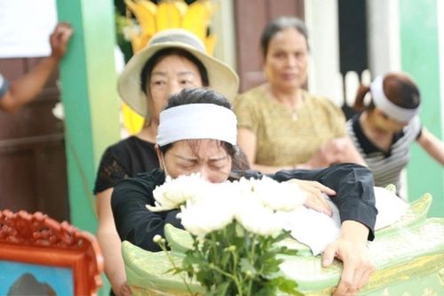 Bị đồn nhận tiền tỉ của gia đình nghi phạm để bỏ qua, mẹ nam sinh lớp 8 ở Phú Thọ nói gì?
