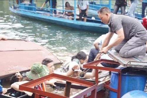 Bắc Kạn: Sập cầu phao hồ Ba Bể, nhiều du khách hoảng loạn kêu cứu