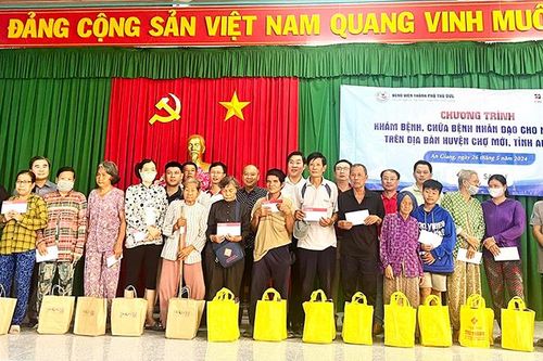 Khám, chữa bệnh nhân đạo cho 500 người dân huyện Chợ Mới