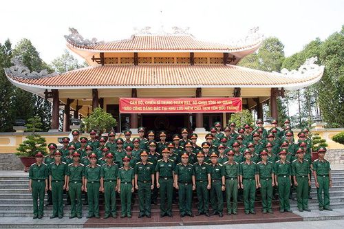 Chiến sĩ mới báo công, dâng hương Chủ tịch Tôn Đức Thắng