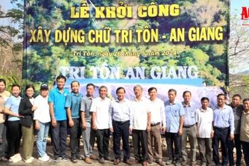 Xây dựng chữ 'TRI TÔN - AN GIANG' trên Phụng Hoàng Sơn