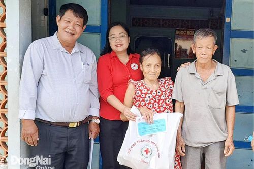 Tặng quà cho bà con khó khăn, nạn nhân chất độc da cam