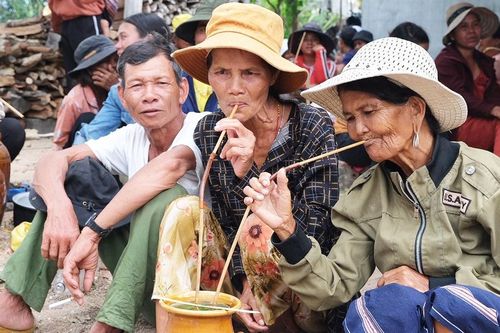 Khi người Bahnar về thế giới Atâu