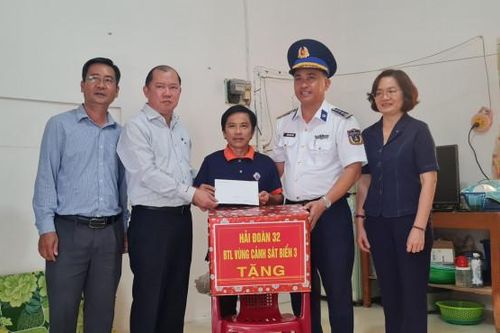 Cảnh sát biển sát cánh cùng ngư dân