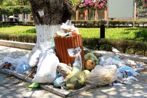 Xả rác bừa bãi ở công viên