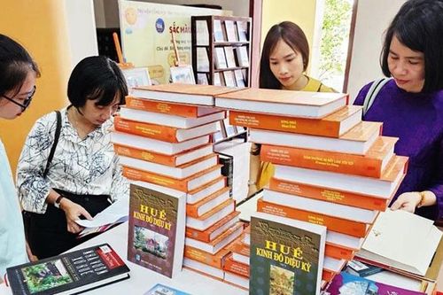 Lan tỏa Tủ sách Huế: Sao không đưa ra thị trường?