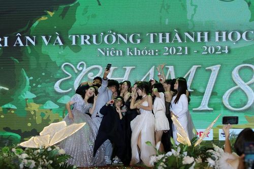 CHẠM 18: 'Xứ sở thần tiên' mở ra tại đêm dạ hội của trường THPT Chuyên Khoa học Xã hội và Nhân văn