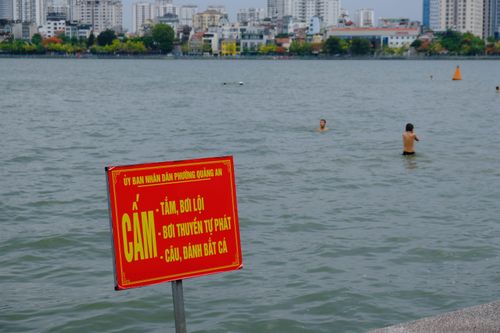 Hà Nội: Hồ Tây biến thành 'bể bơi công cộng' trong những ngày hè