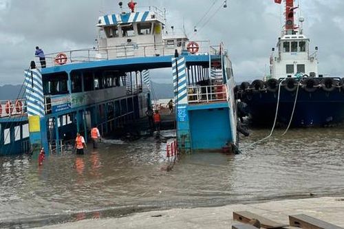 Phà Đồng Bài sang Cát Bà bất ngờ gặp sự cố nước tràn khoang mũi
