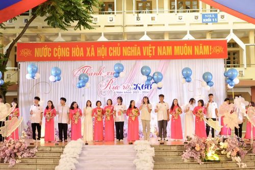 Trường THPT Thành phố tổ chức lễ tri ân và trưởng thành học sinh lớp 12