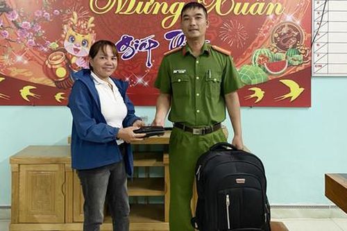 Người phụ nữ suýt mất gần 100 triệu đồng vì tài xế đưa nhầm ba lô