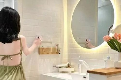 Bất chấp sự phản đối của cả nhà, vợ tôi nhất quyết lắp hai cánh cửa trong phòng tắm