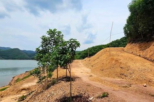 Ngang nhiên ủi đất mở đường, hồ thủy lợi Khe Ngang bị đe dọa