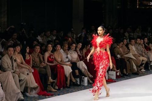 Show thời trang của NTK Đỗ Long lại dính thị phi vì khách mời hàng ghế đầu