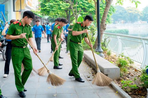 Hàng trăm bạn trẻ Thủ đô đã chung tay giải quyết thực trạng ô nhiễm môi trường