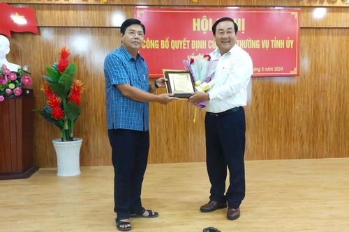 Trao quyết định nghỉ hưu cho Chủ tịch Ủy ban MTTQ Việt Nam tỉnh Cà Mau