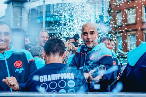 Buổi diễu hành rước cúp bất ổn của Man City