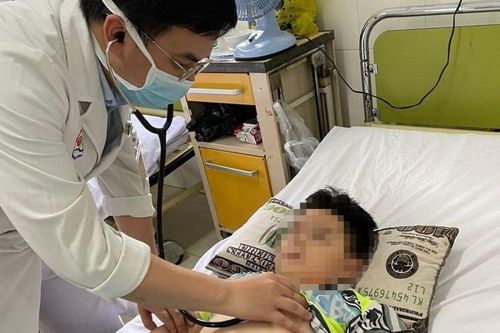 Bé trai sốc nhiễm trùng sau khi ăn cơm sườn