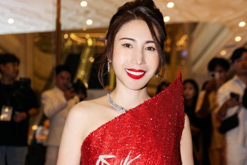 Thủy Tiên mặc xẻ sâu táo bạo