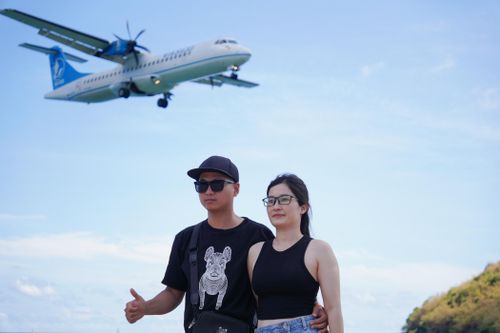 Chờ 1 tiếng cho 3 giây check-in máy bay hạ cánh ở Côn Đảo