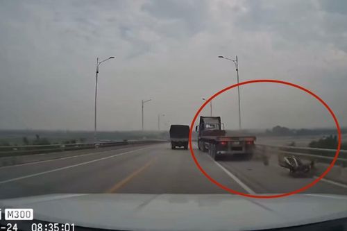 Tai nạn thương tâm khi xe container lấn làn đâm vào xe máy