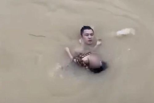 Người đàn ông lao xuống nước sâu cứu bé gái đuối nước
