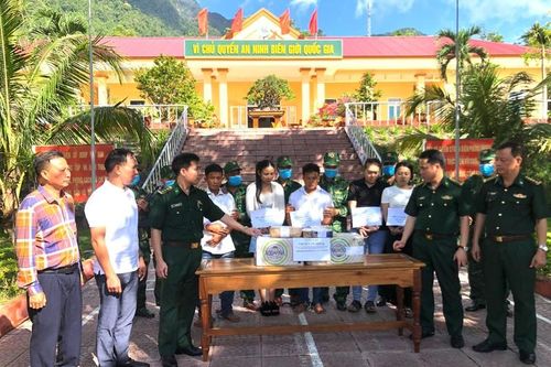 Bắt vụ vận chuyển ma túy xuyên quốc gia thu giữ 100 bánh heroin