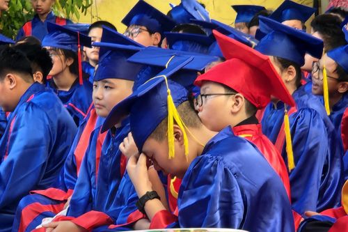 Học sinh khối 5 lắng đọng cảm xúc với chủ đề 'Ban mai yêu thương' ngày chia tay