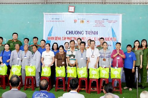 Công an An Giang tổ chức khám bệnh, cấp phát thuốc miễn phí cho người khiếm thị