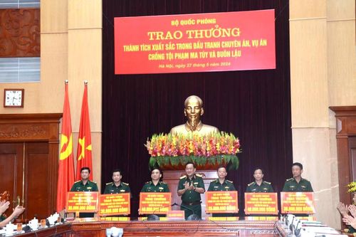 Trao thưởng thành tích xuất sắc trong đấu tranh phòng, chống tội phạm cho lực lượng BĐBP