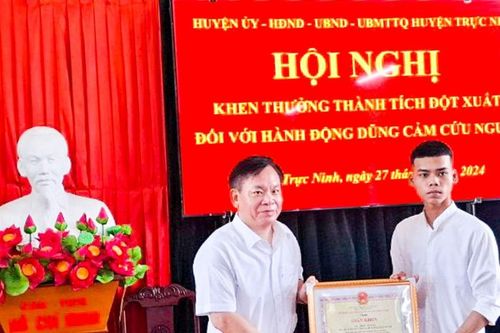Chủ tịch UBND tỉnh Nam Định tặng bằng khen hai thanh niên cứu người trong đám cháy tại Trung Kính (Hà Nội)